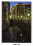 602020 Gezicht op het stadhuis (Stadhuisbrug 1) te Utrecht, bij avond, met op de voorgrond de Oudegracht en rechts de ...